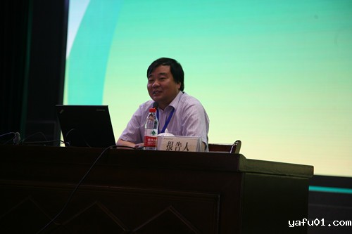 林木遗传育种国家重点实验室主任卢孟柱研究员作大会特邀报告