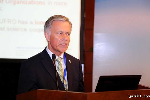 国际林联主席尼尔森为大会致辞