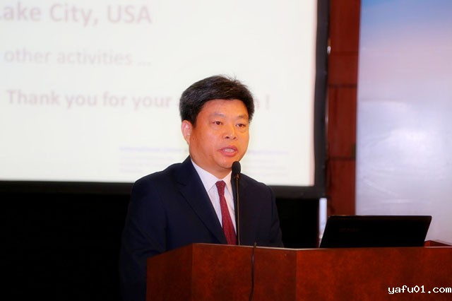 新利电竞官网副理事长费本华主持开幕式